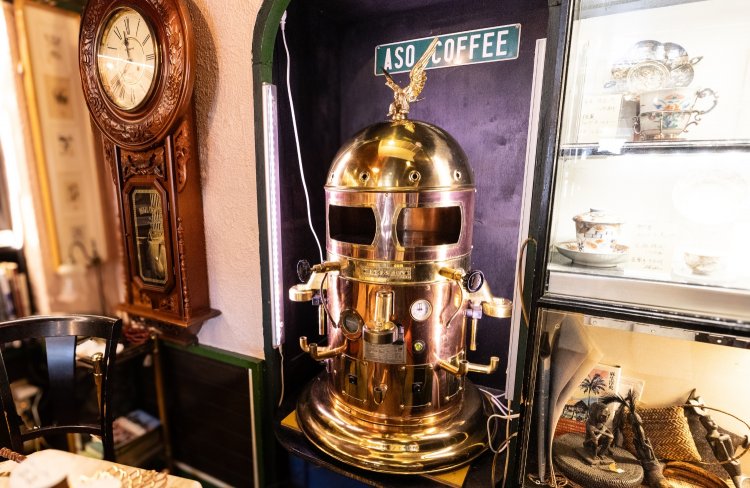 開店当初に『麻生珈琲店 』で実際に使っていたエスプレッソマシーン。今では見ることのないドーム型のフォルムが印象的だ。
