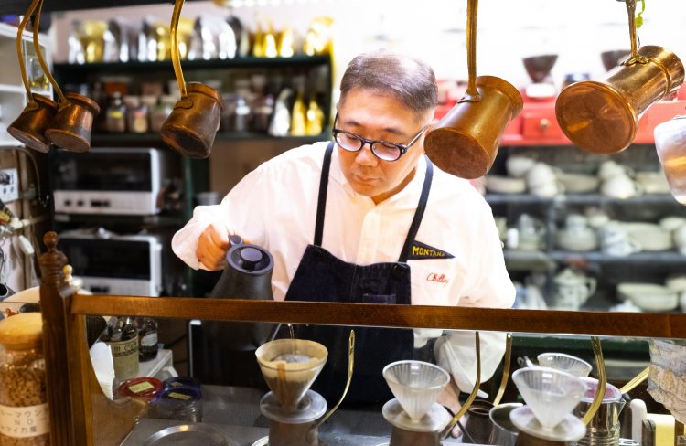 注文してから豆を挽き、一杯ずつ丁寧にハンドドリップで淹れられる。