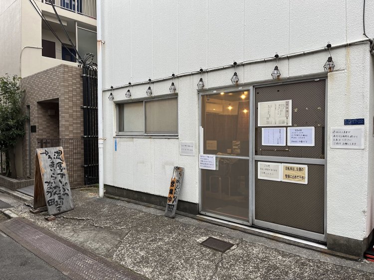 一見ラーメン屋には見えないが、インダストリアルでおしゃれな外観。