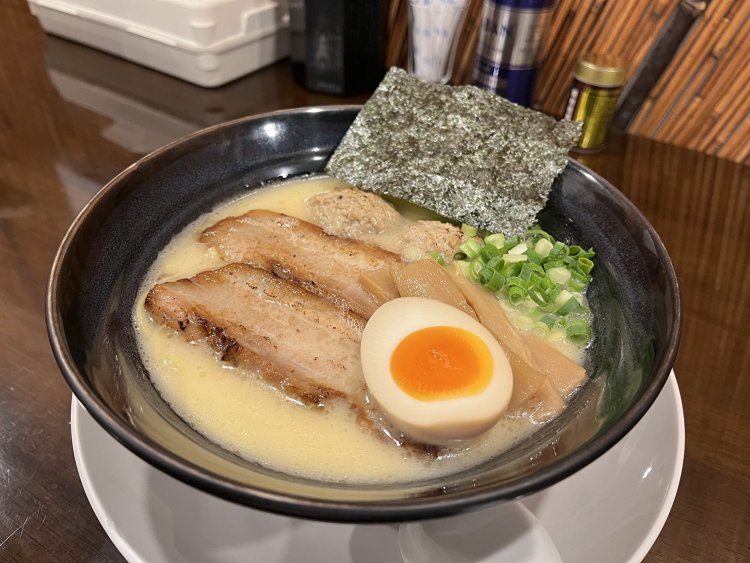 鶏白湯スープの特製らーめん塩味1300円。