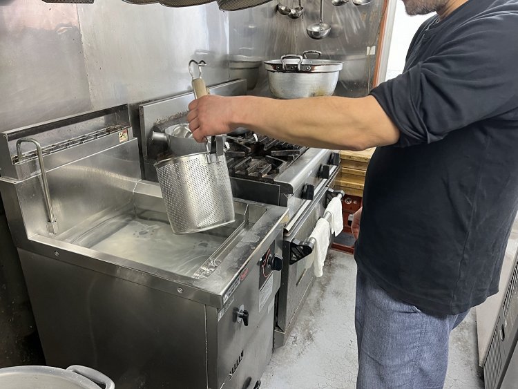 湯切り姿の撮影に応じてくれた細川さん。