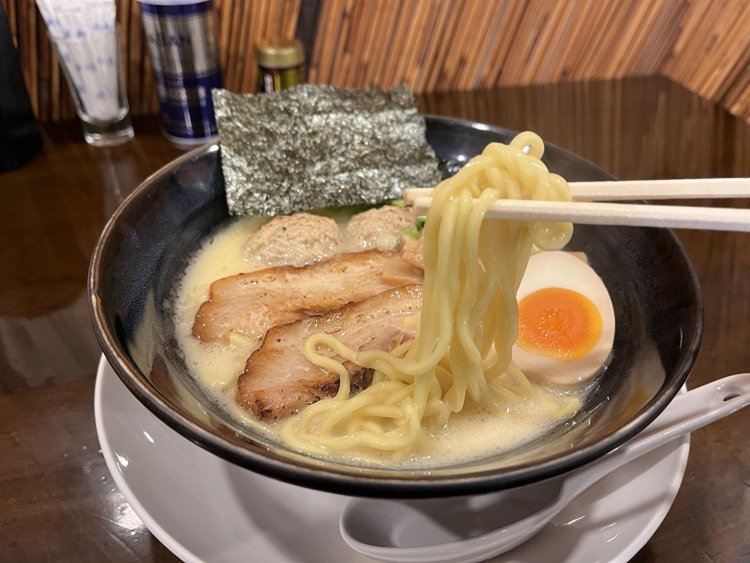 スープによく絡む、中太麺。