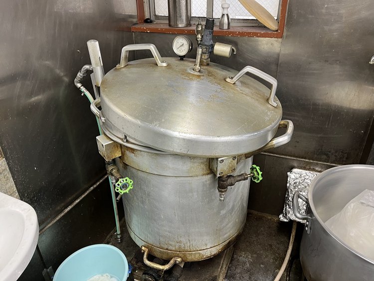 家庭では見ることのない、業務用圧力鍋。