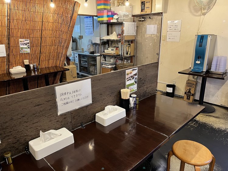 席は全部で6席。ラーメンを味わう以外の余分なものは一切ない徹底ぶり。