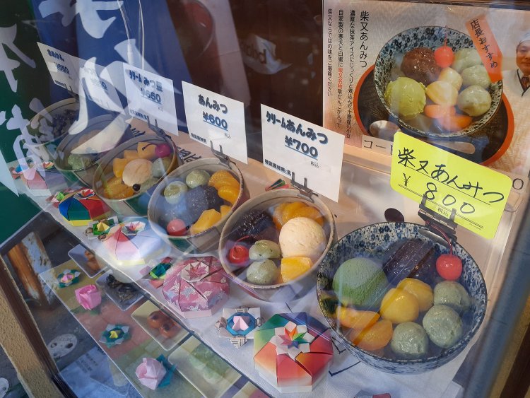 《「くるまやカフェ」ありそなメニュー》お汁粉の白玉の代わりに草団子が入る「柴又しるこ」(450円 冬~春限定)、アイスクリームをのせた「アイス草団子」(450円)ほか、各種あんみつにも草団子がのるなど草団子アレンジメニューが豊富。三平ちゃん、パクれ! 柴又 帝釈天参道『亀屋本舗』にて。