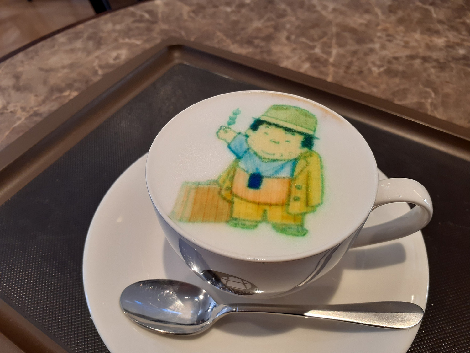 《「くるまやカフェ」ありそなメニュー》葛飾柴又寅さん記念館内の『TORA San Cafe』名物の「TORAチーノ」(660円)。高井研一郎版寅さんイラストのラテアートが楽しめる。でも三平ちゃんの趣味じゃなさそう。