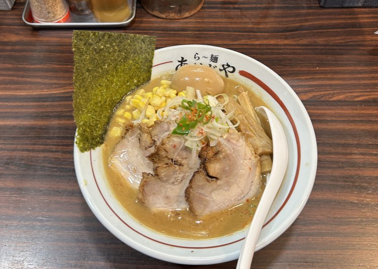 チャーシュー3枚がのった、あけどや味噌ら〜麺1100円。
