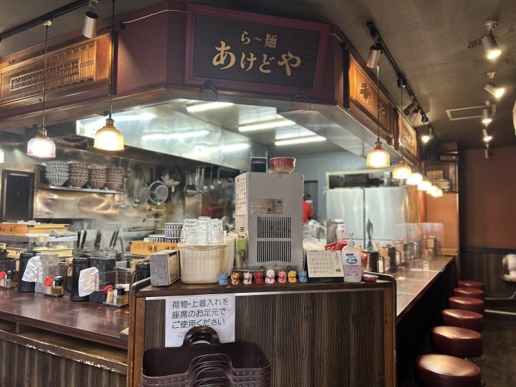 熱気と活気が伝わってくるオープンキッチン。