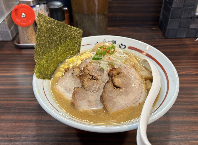 味噌ら～麺850円とあけどや味噌ら～麺1100円の違いは、味玉の有無とチャーシューの枚数だ。
