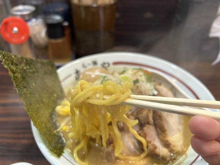 『麺屋棣鄂（ていがく）』の中太麺はモチモチしている。