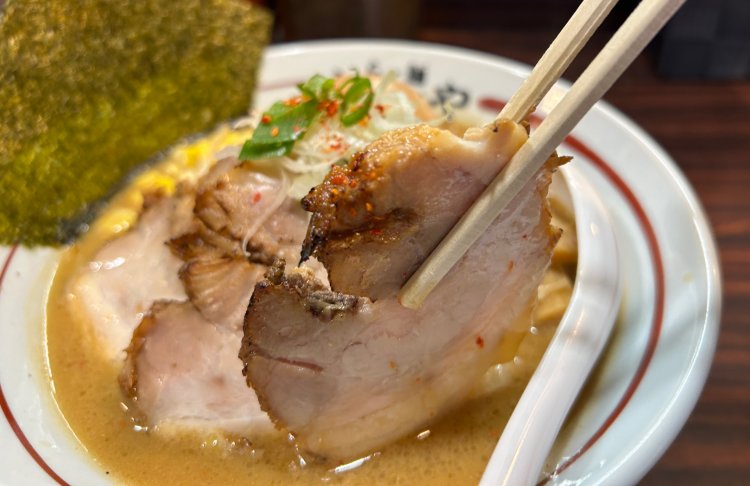 チャーシューは大判でジューシーだ。