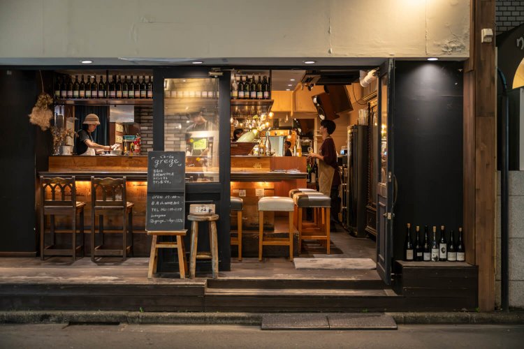 カウンター席の奥には広々としたテーブル席がある。