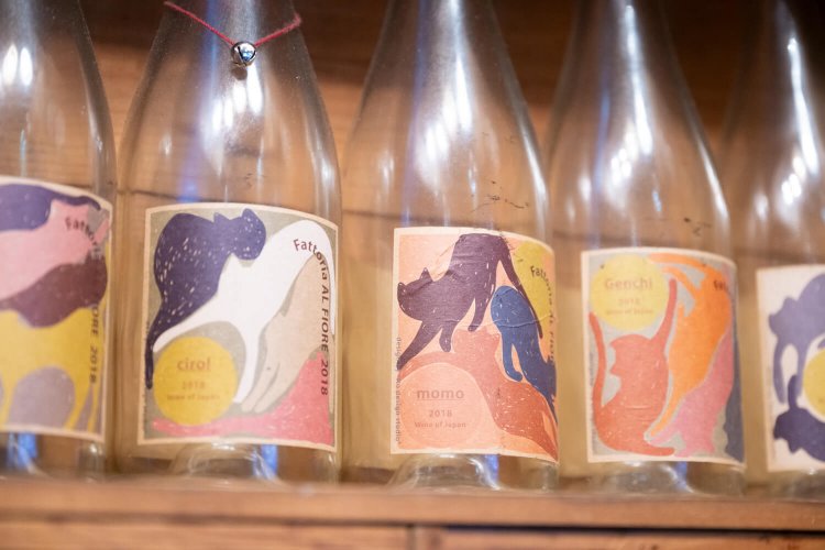 健全な土壌を育み、自園でのブドウ栽培にも取り組んでいる『アルフィオーレ』のワインボトル。