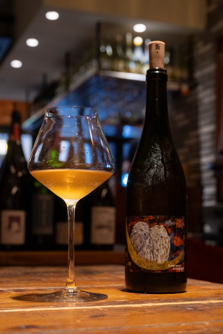 千夢ワイナリーの「織」。体になじむようなやわらかい味に驚く。グラスワインは800円～。