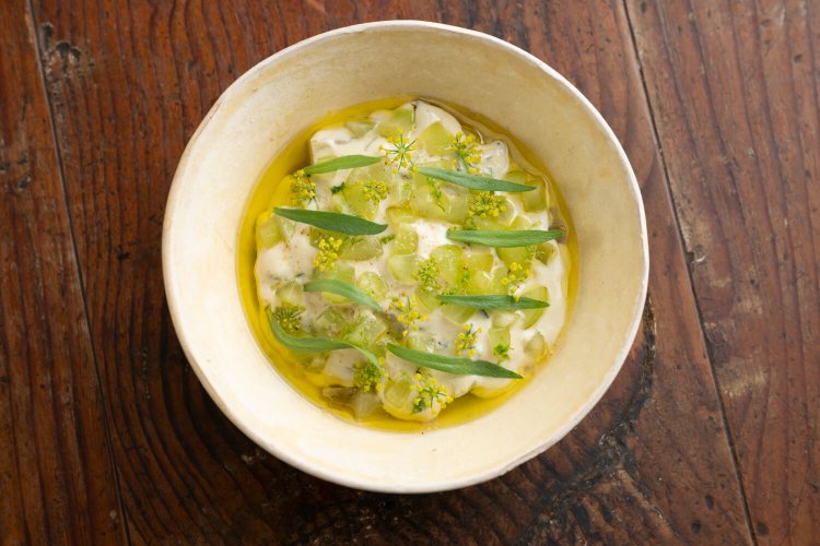 緑なすのブレゼ1200円は豆腐とグリーンオリーブのソース、マスカットの一体感が絶品。