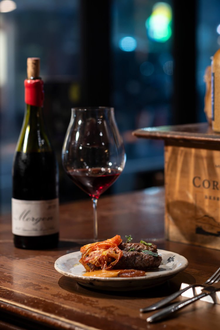 トマトのうまみが効いたラムのシシカバブ2400円。