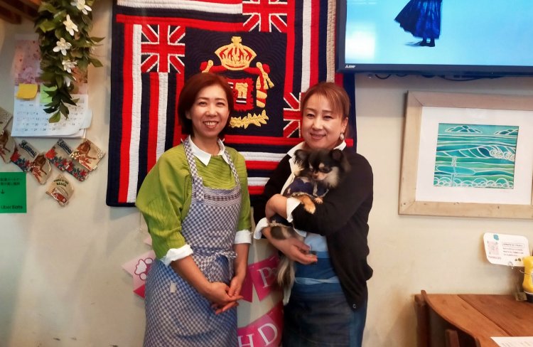 共同オーナーの今泉さん（左）、本間さん（右）、本間さんのワンちゃんのかりんくん。