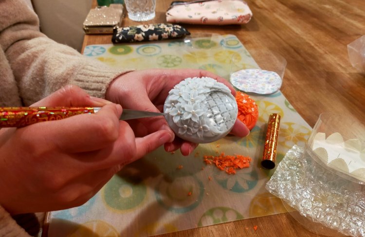 カーヴィング教室の様子。みなさんお茶を飲みながら、楽しそうに作っていらした。