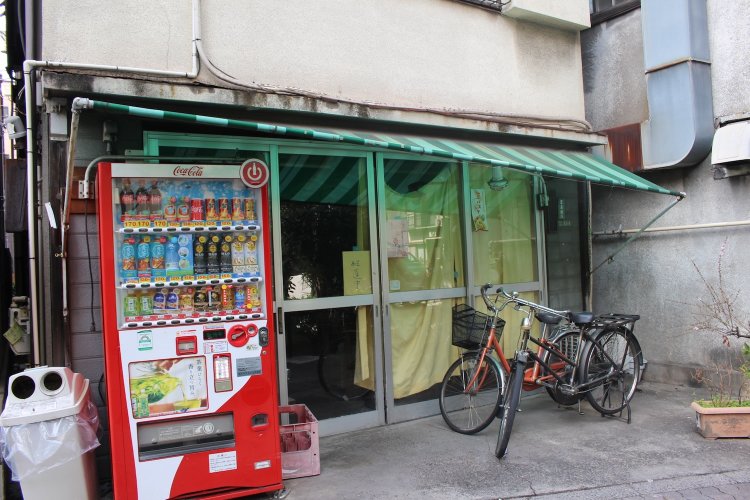 隣で製麺と小売をしている。