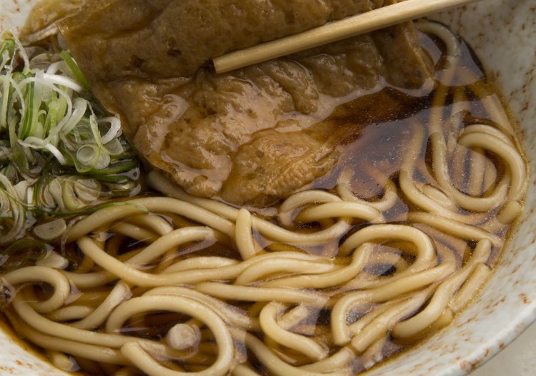 これは以前に食べた細うどん。ツユにそまっています！