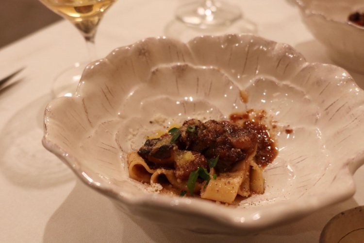 5皿目は富山産猪の赤ワイン煮込みソース タリアテッレ（手打ちパスタ）。少食でも食べ切れるコンパクトなコースなので、足りなければ追加オーダーを。