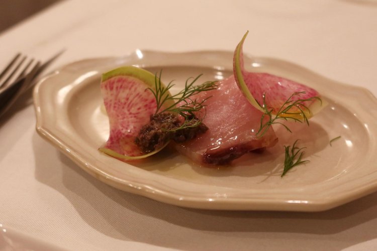 いい話の途中ですが、2皿目のカジキマグロのスモーク 紅芯大根とタプナードが白ワインに合いまくっています。