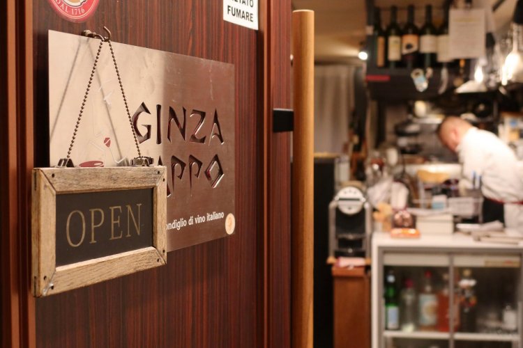 奥に見えるのが店主・シェフの大野さん。