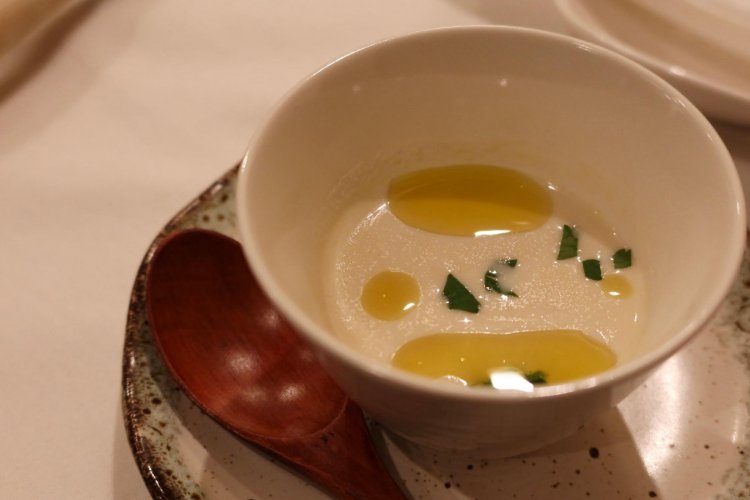 はじめにいただくひよこ豆のズッパ。じんわりとおいしく胃を温めてくれる。