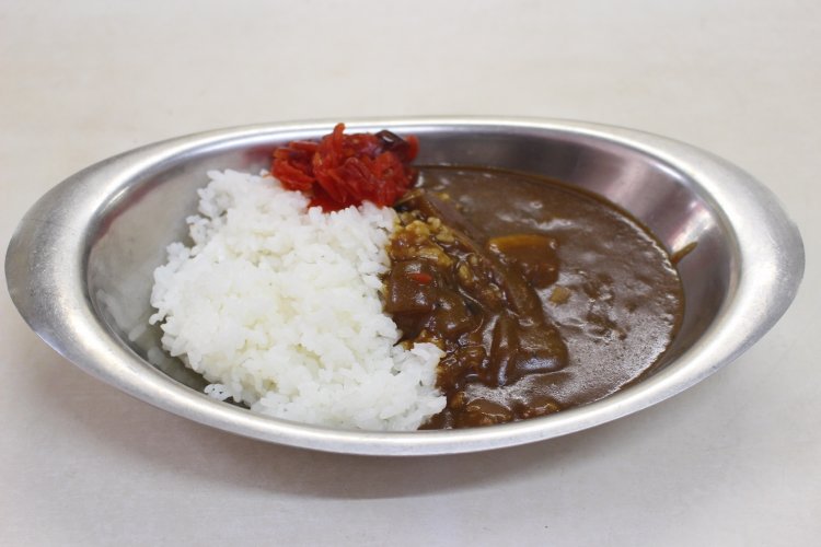 カレーライスは500円。ありつけたらラッキー。