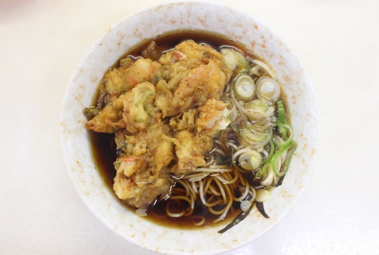 五目天そば610円。イカ貝柱むきえびがゴロッと入っている。