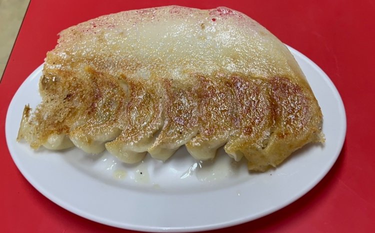 大きな羽根のついた焼き餃子380円。