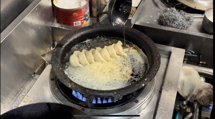 羽根つき焼き餃子の調理の様子。