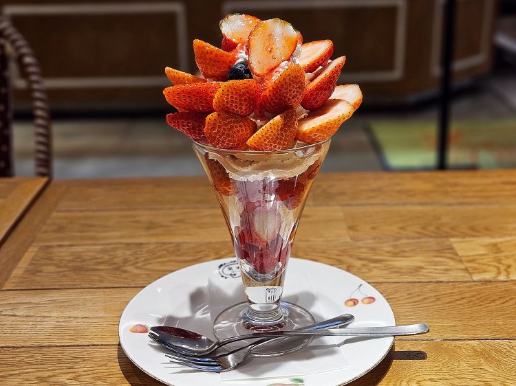 いちごパフェ2420円。