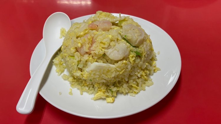 エビ、イカ、ホタテ入りチャーハン910円。