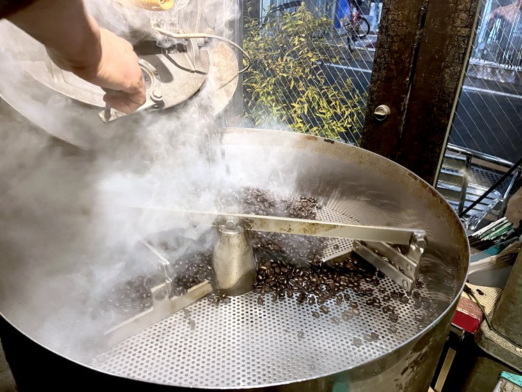 豆が焼きあがった瞬間は猛烈な煙が焙煎室に充満する。う〜ん、いい香り！