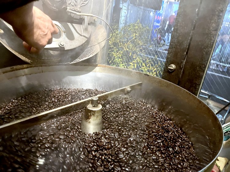 焙煎した豆は冷却槽で冷ます。