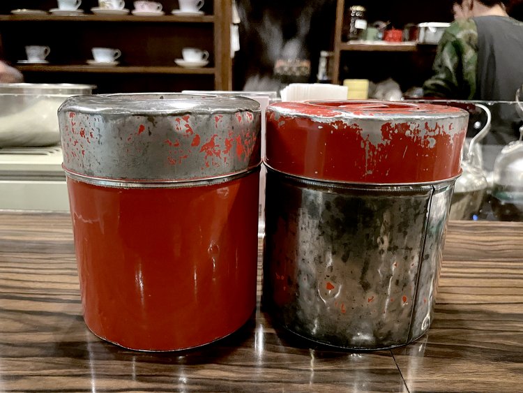 店の歴史を感じさせてくれる年季の入ったキャニスターには、焙煎したコーヒー豆が入っている。