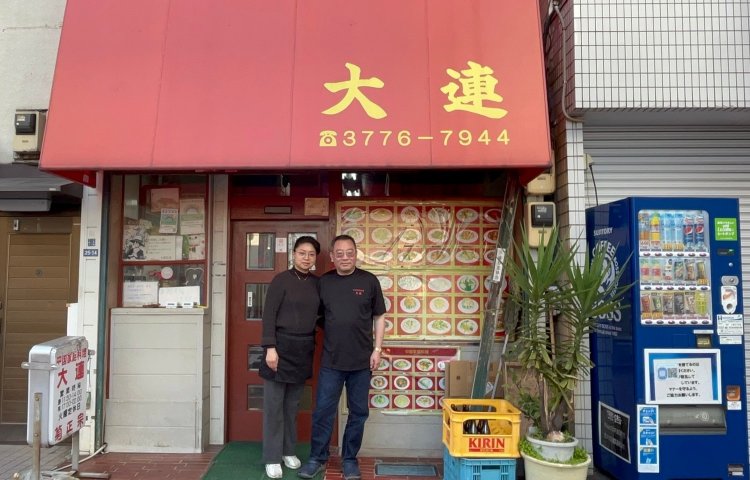 オーナーの龍夫さん（右）と娘さん。