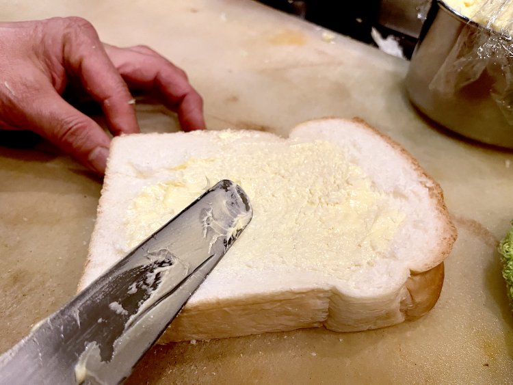 注文が入ってからパンを切ってバターを塗る。このままでもおいしそうだ！