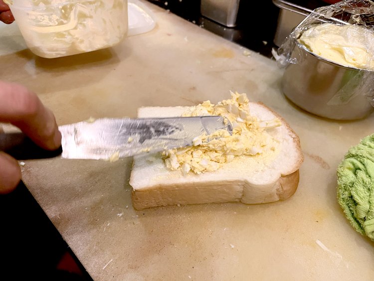続いて、タマゴサラダをたっぷりと塗る。