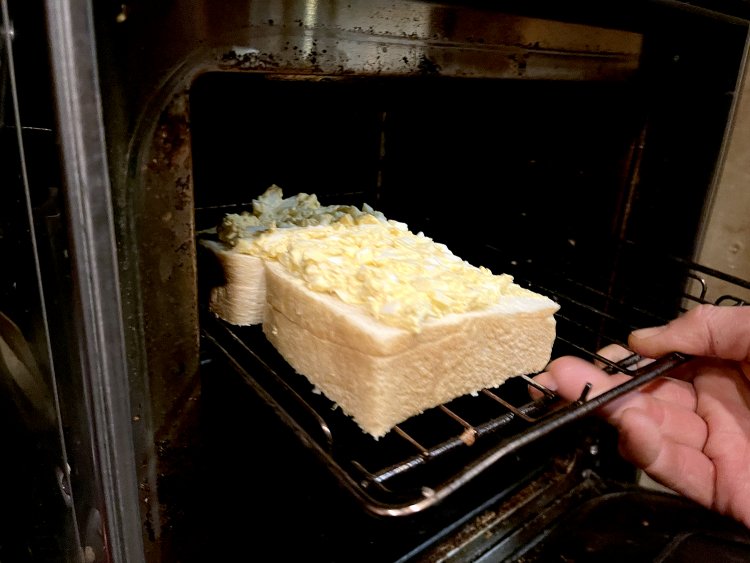 タマゴサラダを乗せた食パンを表面がこんがりするまで焼く。