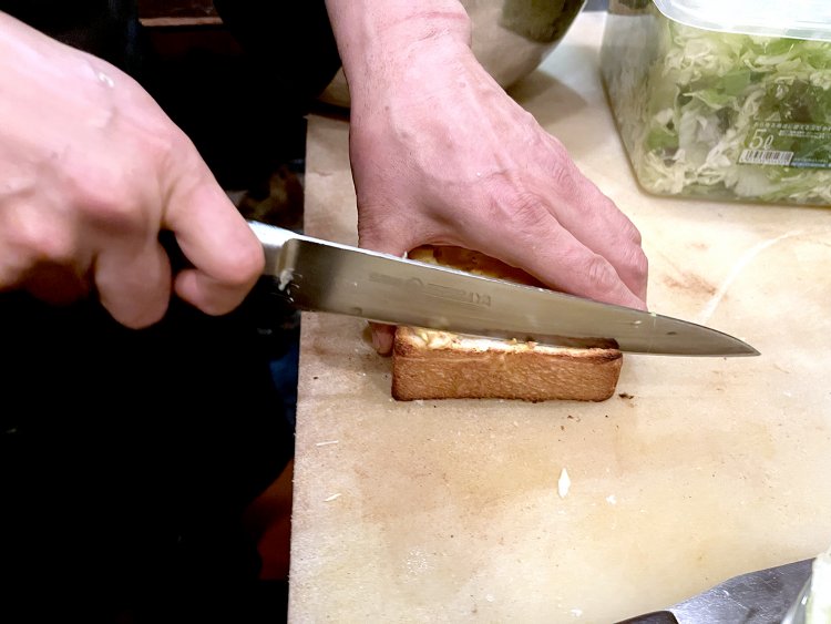 「食パンの底の部分は焦げちゃうから」といって、包丁でカットしてから皿に盛る。こんがり焼けたパンの耳をちょっと食べてみたかったなぁ。