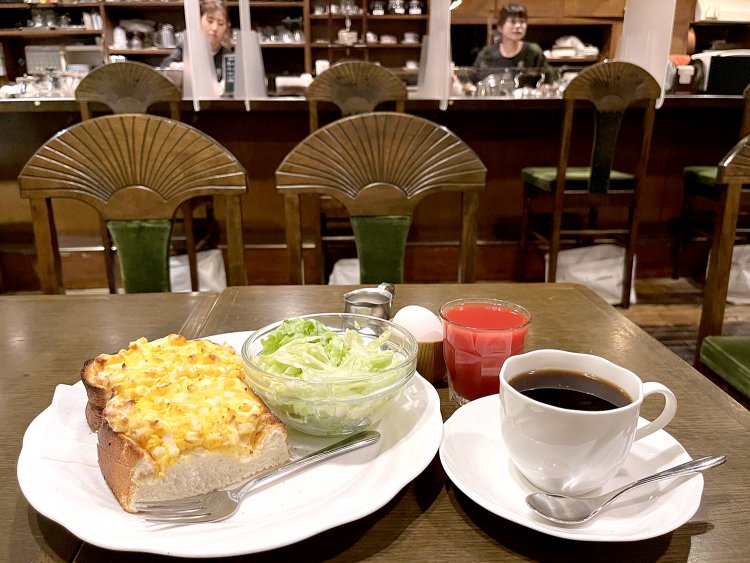 モーニングセットのタマゴトースト850円。ゆでタマゴとトマトジュース各50円を追加した。
