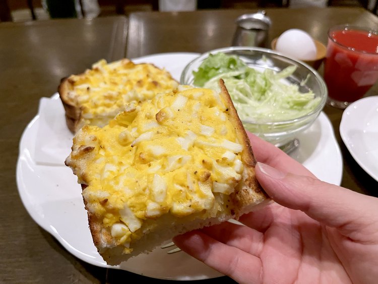 タマゴサラダをパンと一緒に焼いているからタマゴがこぼれず口の周りが汚れなくて食べやすい。