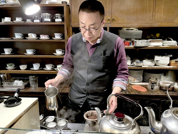 喫茶店ひと筋、マスターの高野勝茂さん。
