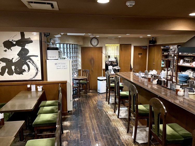 渋い色の木目調で落ち着いた雰囲気の店内。