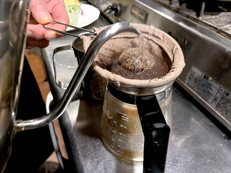 コーヒーにお湯を注ぐと豆がモコモコと膨らむ。「これが豆の鮮度がいい証拠です」とマスター。