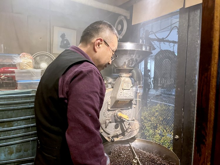 多い時は11種類ぐらいの豆を焙煎していたが、今はそのなかから６種前後に厳選したという。焼きたての豆は店頭でも購入可能だ。