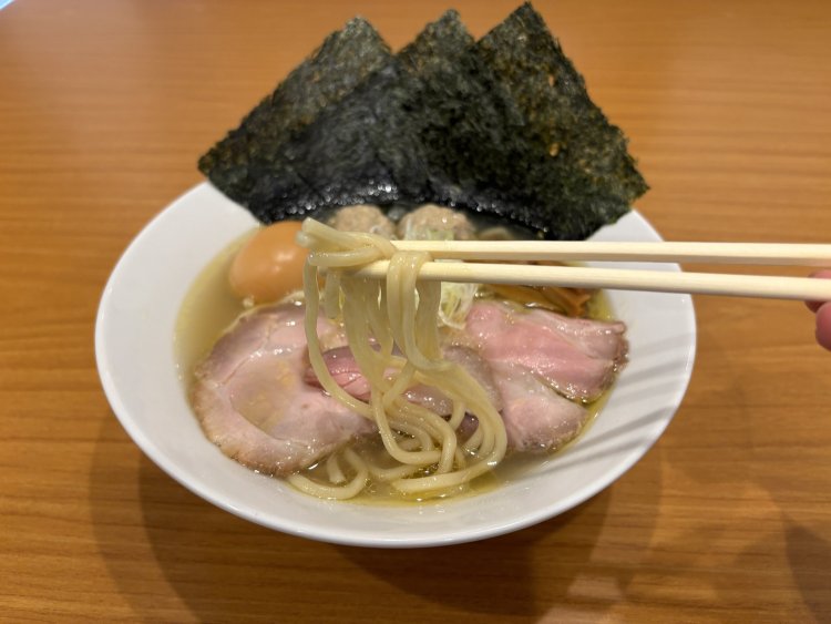 全部のせ塩ラーメンの燻製たまご1380円。やさしくもコクのあるスープに中太麺がよく合う。