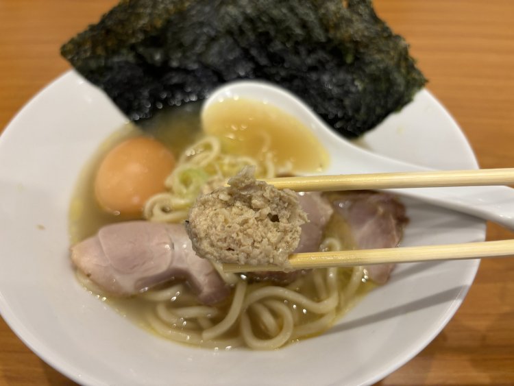 思わず作り方を聞きたくなるふわっふわのつくね（企業秘密）。ほのかに香る山椒の風味がアクセントになる。